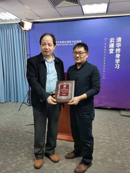 1614737370577046177.jpg 香港正版资料全年资料副院长郭钊向刘辛军教授赠与活动纪念奖牌.jpg